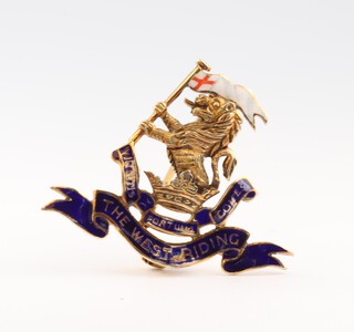 A 9ct gold and enamelled Sweetheart brooch for the Duke of Wellington Regiment 3cm, 6.4g