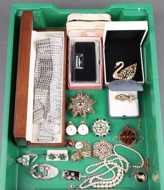 A Swarovski brooch in the form of a swan boxed, a Charles Fox brooch in the form of a tiger, a Claire Garnett diamonte belt with hardwood box and other items of costume jewellery 