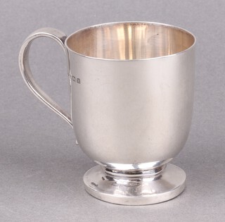 A plain silver christening tankard Birmingham 1932, 157g 