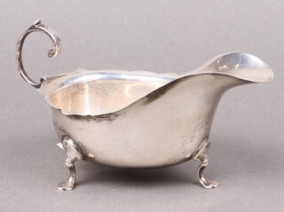 A silver sauce boat with wavy border, Chester 1921, 127g 