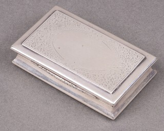An Edwardian rectangular silver snuff box with engraved decoration and parcel gilt interior, Chester 1904, 83g 