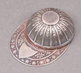 An embossed silver caddy spoon in the form of a jockey's cap, Sheffield 1981, 3g  