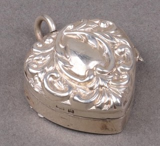 An Edwardian embossed silver heart shaped vinaigrette with silver gilt grill, Birmingham 1901, by Gourdel Vales and Co., 13g 
