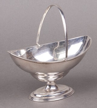 A Georgian style, silver boat shaped sugar bowl with swing handle, on a spreading foot, London 1924, 132g 