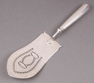 A Georgian pierced silver fish slice London 1826 by Thomas Daniell, gross weight including weighted handle 155g 