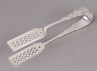 A pair of Victorian pierced silver asparagus tongs London 1899 by Josiah Williams & Co., 138g 