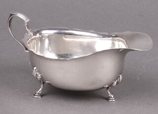A silver sauce boat, Birmingham 1931 by Walker & Hall, 113g 
