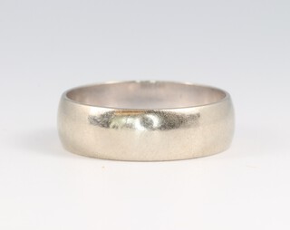 An 18ct white gold wedding ring, size O, 4.4g