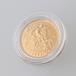 A gold half sovereign 1982