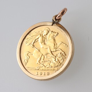 A 1913 half sovereign contained in a gold pendant mount 4.9g gross
