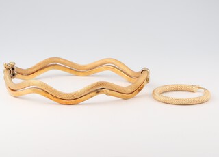 A gold marked 750 bangle (hinge a/f) with 1 matching earring, 6.5cm w, 8.6g