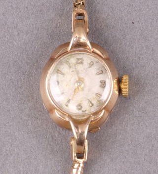 A lady's Marvin wristwatch with white dial, baton and Arabic numerals, contained in a 9ct gold case with integral bracelet, 8.3g excluding movement and glass 
