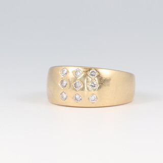 An 18ct gold ring set 9 diamonds, size M 1/2, 7.5g