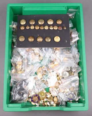 A Devon Special Constabulary enamelled lapel badge, 6 Devon Constabulary collar dogs together with a collection of military and other buttons 