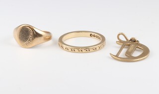 A 9ct gold signet ring size G, a 9ct gold patterned wedding band size M 1/2 and a 9ct gold pendant, gross weight 6.2