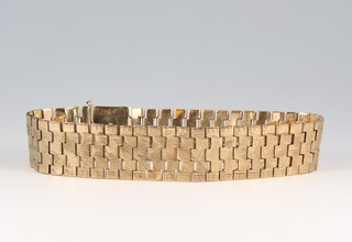 A 9ct gold bracelet 19cm, 21.8g