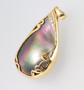 A gold marked 18K abalone and diamond set pendant 4cm, 10g 