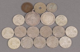 A quantity of Australian 50 cent pieces and other coinage 