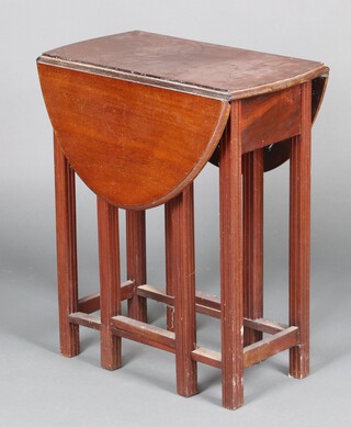 An Edwardian oval mahogany drop flap tea table 71cm h x 60cm w x 33cm