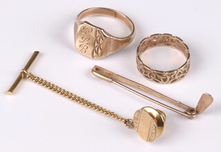 A 9ct gold pierced wedding band, a 9ct gold engraved signet ring, a 9ct gold bar brooch in the form of a golf club 8g gross, together with a gilt metal tie tack 