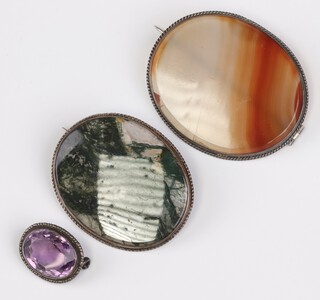 An oval moss agate brooch 4cm, an oval gate brooch (chip to back) and an oval hardstone brooch 