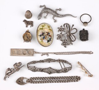 A 1977 Silver Jubilee ingot pendant hung on a silver chain together with a silver curb link bracelet with padlock, 31g, a marcasite brooch in the form a lizard and a small collection of costume jewellery 