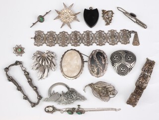 A cameo portrait of a classical lady, Siamese pierced niello brooch, filigree brooch, floral filigree brooch and other items of costume jewellery 