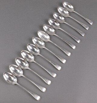 A set of 12 Edwardian silver Old English pattern pudding spoons, London 1904 by Holland Aldwinckle and Slater, 595g 