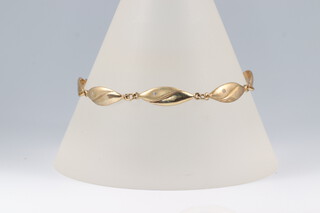 A 9ct gold oval panel bracelet each panel set a diamond chip, 18cm, 7g 