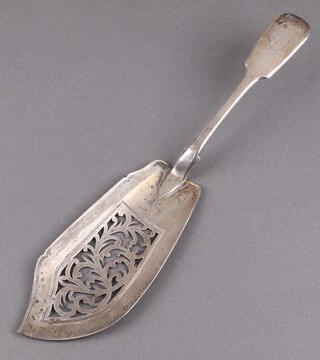 A Victorian pierced silver fiddle pattern fish slice London 1840 by William Eton, 135g