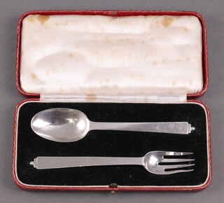 An Art Deco silver 2 piece christening set comprising spoon and fork, London 1934 with Jubilee hallmark by C W Fletcher & Sons, 62g, cased 