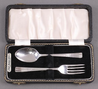 A cased silver 2 piece christening set of spoon and fork Birmingham 1968, 38g 