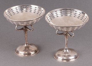 A pair of circular pierced silver dishes on spreading feet, Birmingham 1911 by Deakin and Francis, 242g 