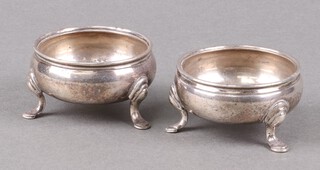 A pair of circular silver salts Chester 1913, 94g 