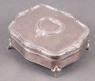 A shaped silver trinket box on 3 (ex 4) hoof feet, Birmingham 1911 by Mappin & Webb, 4cm h x 10cm w x 8cm d 