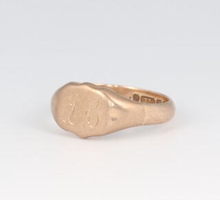 A 9ct gold signet ring, engraved initials, size M 1/2, 4.1g