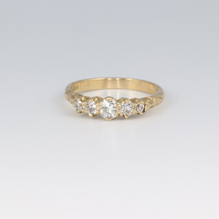 An 18ct gold 5 stone diamond set ring, size M, 2.9g 