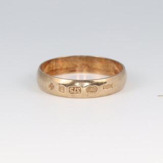 A 9ct gold wedding band, with hallmark to the outside, size W, 3.1g