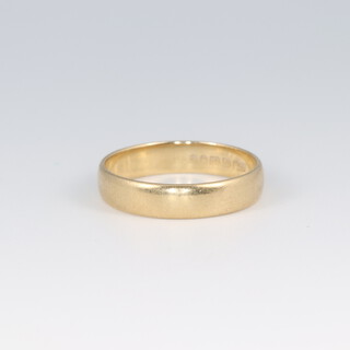 An 18ct gold wedding band, size 2.8g 