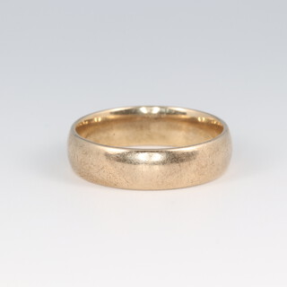 A 9ct gold wedding band, size U, 5.7g