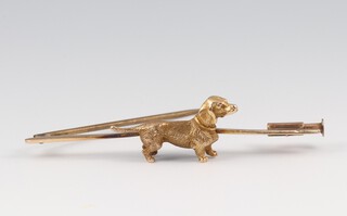 A yellow metal bar brooch set a Dachshund, 5.4g
