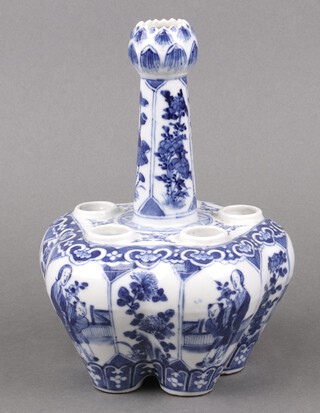A late 19th Century Chinese blue and white patterned tulip vase 23cm 