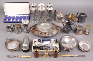 Six 1977 silver plated Silver Jubilee teaspoons cased, an oval pierced bowl, a silver plated tea pot, sugar scuttle and other items of silver plate 