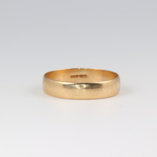 A 9ct plain gold wedding band, size O, 1.5g 