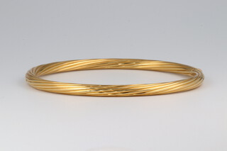 A gold marked 750 bangle, 12g 