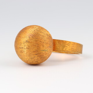 A yellow metal, of possibly high carat ring, set a sphere 7.6g