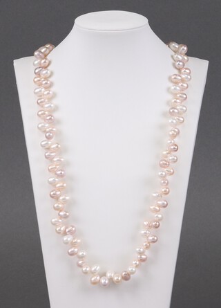 An adjustable string of cultured pearls 89cm 