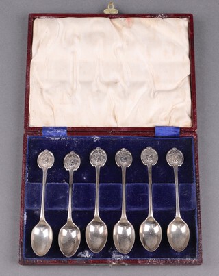 A cased set of 6 silver tea spoons marked Harpenden Golf Club, Sheffield 1924 by Walker & Hall, 99g 