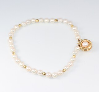 A cultured pearl bracelet with 18ct gold clasp, 21cm 