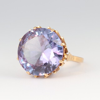 A gold dress ring set a circular amethyst coloured glass stone, size R, 8.7g 